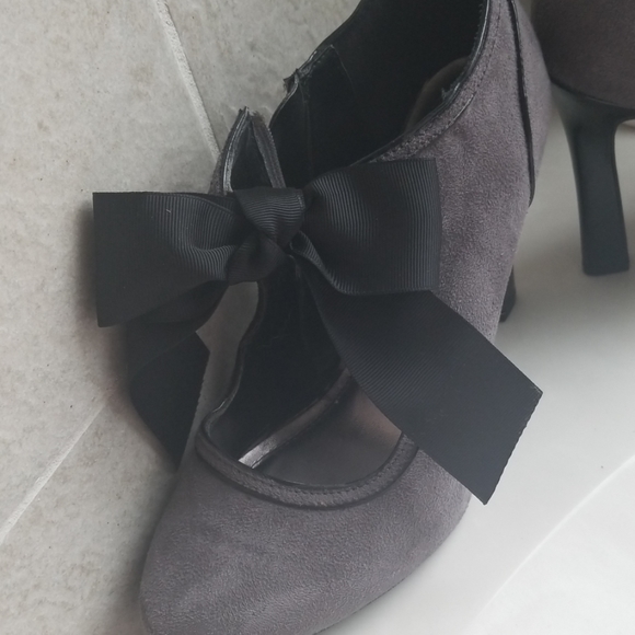 boots with bow - Picture 3 of 4